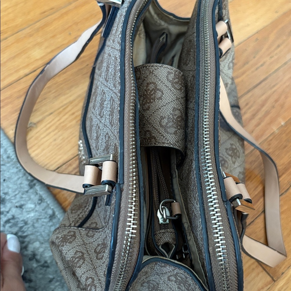 Guess Designer Handbag - Picture 2 of 4